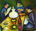 ランプのそばのテーブルにいる三人の女性 オーガスト・マッケ